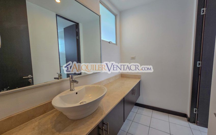 Condo de 337 m2 con 4 habit. y terrazas en Santa Ana Pozos