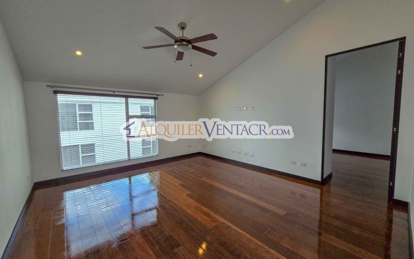 Condo de 337 m2 con 4 habit. y terrazas en Santa Ana Pozos