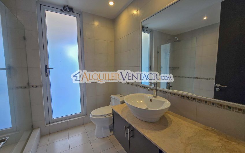 Condo de 337 m2 con 4 habit. y terrazas en Santa Ana Pozos