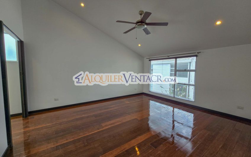 Condo de 337 m2 con 4 habit. y terrazas en Santa Ana Pozos