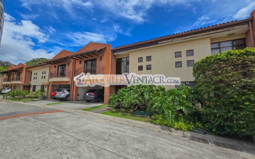 Condo de 445 m2 de 5 habit. en Trejos Montealegre x Avenida Escazú