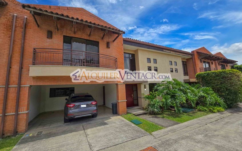 Condo de 445 m2 de 5 habit. en Trejos Montealegre x Avenida Escazú