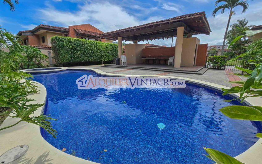 Condo de 445 m2 de 5 habit. en Trejos Montealegre x Avenida Escazú