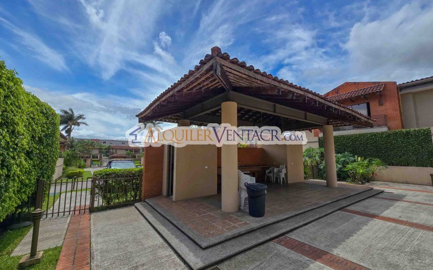 Condo de 445 m2 de 5 habit. en Trejos Montealegre x Avenida Escazú