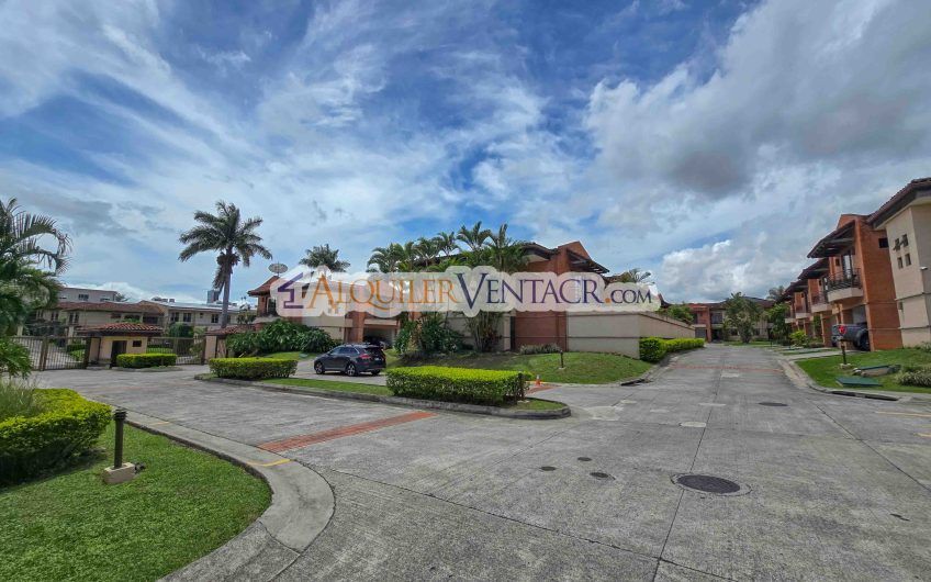 Condo de 445 m2 de 5 habit. en Trejos Montealegre x Avenida Escazú