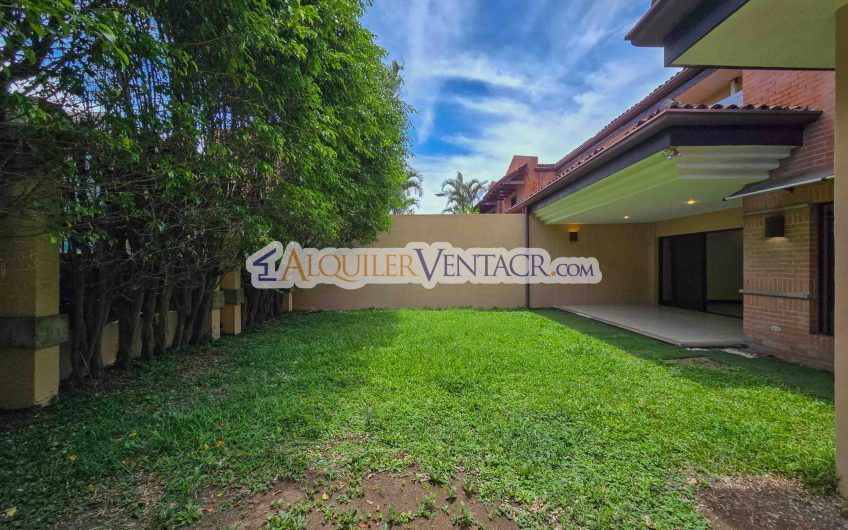 Condo de 445 m2 de 5 habit. en Trejos Montealegre x Avenida Escazú
