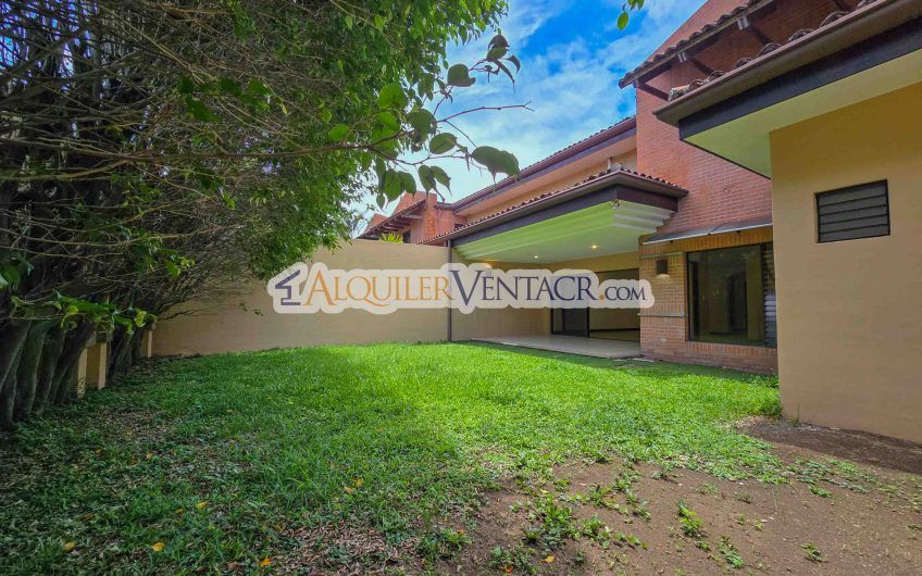 Condo de 445 m2 de 5 habit. en Trejos Montealegre x Avenida Escazú