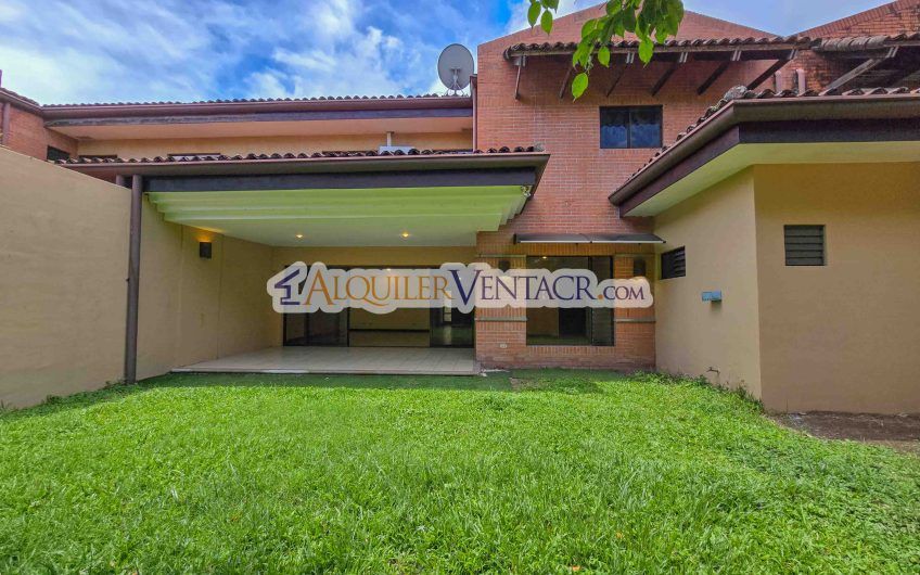 Condo de 445 m2 de 5 habit. en Trejos Montealegre x Avenida Escazú