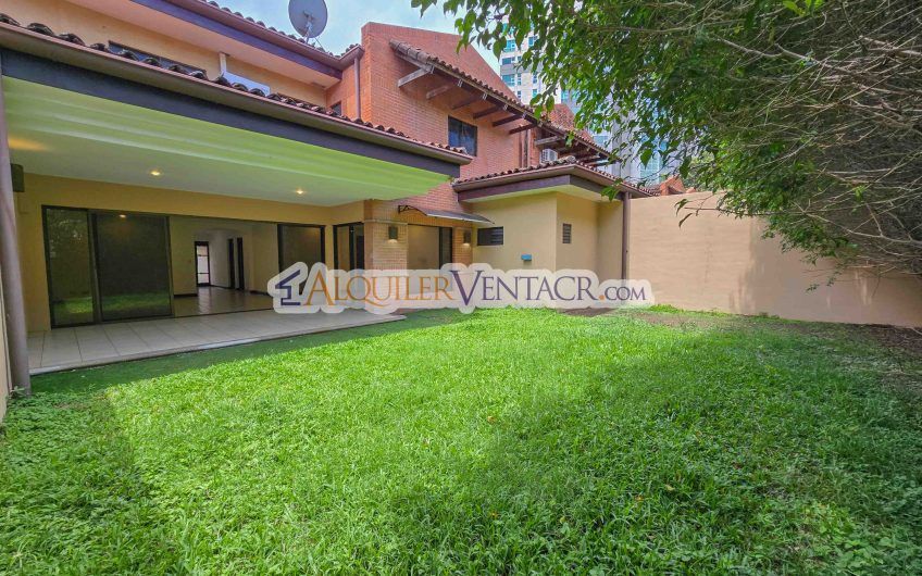 Condo de 445 m2 de 5 habit. en Trejos Montealegre x Avenida Escazú