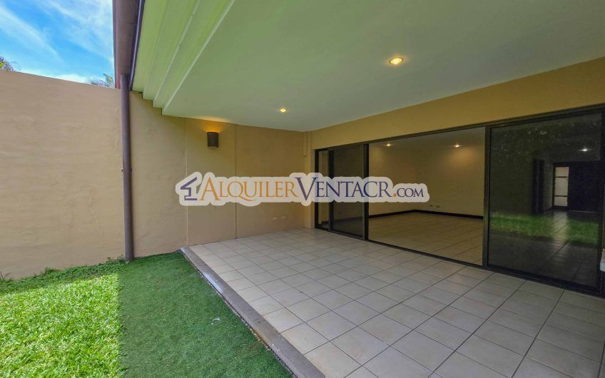 Condo de 445 m2 de 5 habit. en Trejos Montealegre x Avenida Escazú