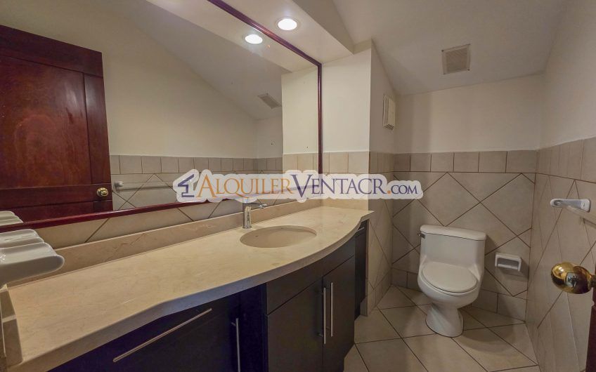 Condo de 445 m2 de 5 habit. en Trejos Montealegre x Avenida Escazú