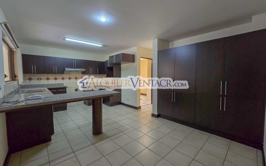 Condo de 445 m2 de 5 habit. en Trejos Montealegre x Avenida Escazú
