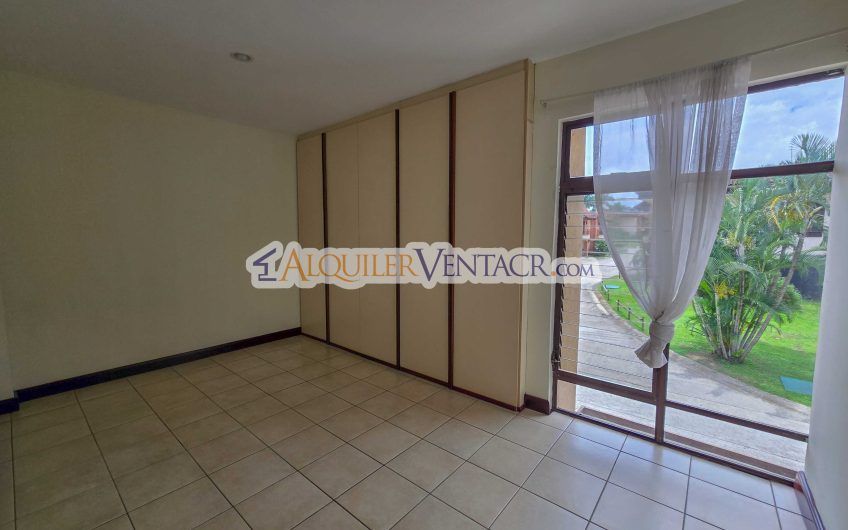 Condo de 445 m2 de 5 habit. en Trejos Montealegre x Avenida Escazú