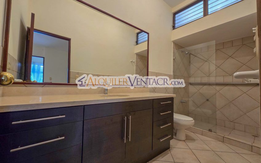 Condo de 445 m2 de 5 habit. en Trejos Montealegre x Avenida Escazú