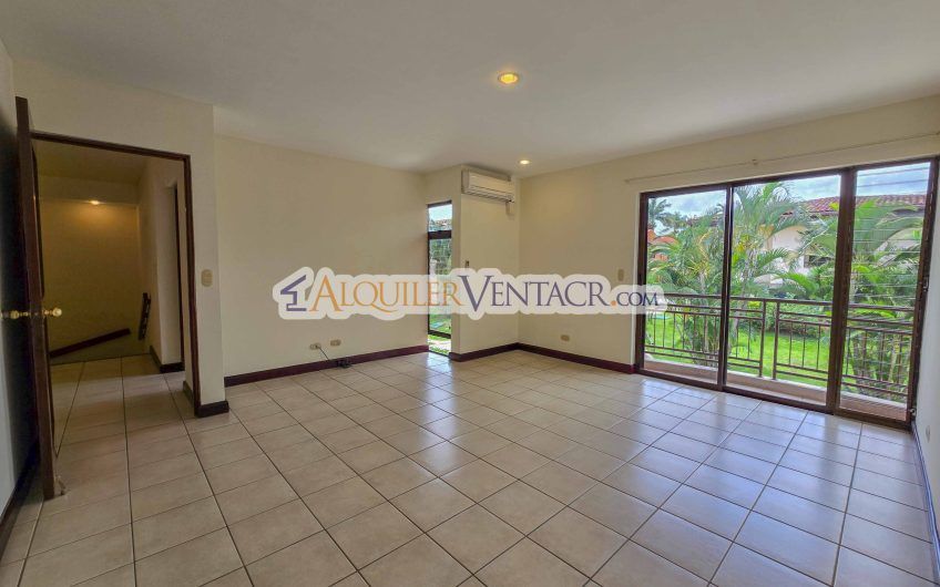 Condo de 445 m2 de 5 habit. en Trejos Montealegre x Avenida Escazú