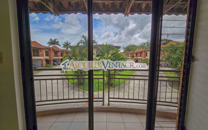 Condo de 445 m2 de 5 habit. en Trejos Montealegre x Avenida Escazú