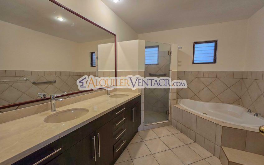 Condo de 445 m2 de 5 habit. en Trejos Montealegre x Avenida Escazú