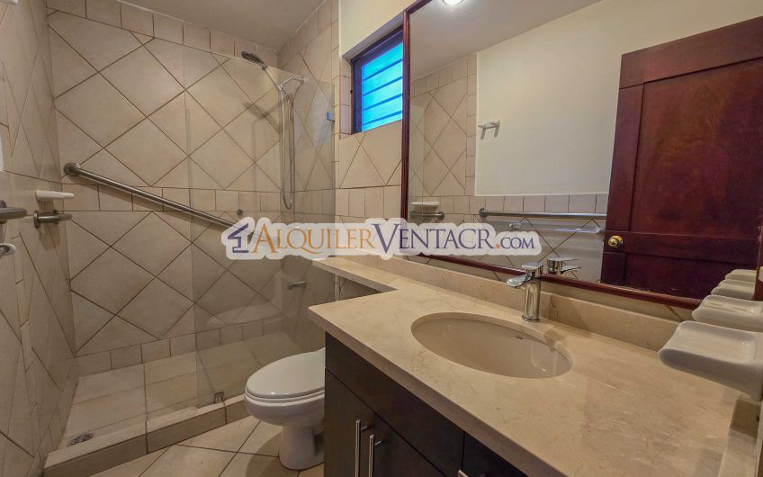 Condo de 445 m2 de 5 habit. en Trejos Montealegre x Avenida Escazú