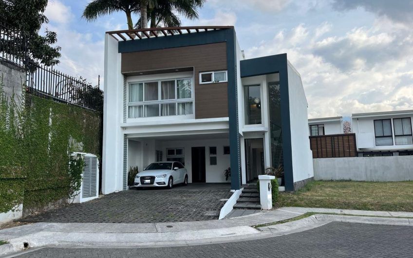 Moderna casa en Condominio Lusso Santa Ana Pozos