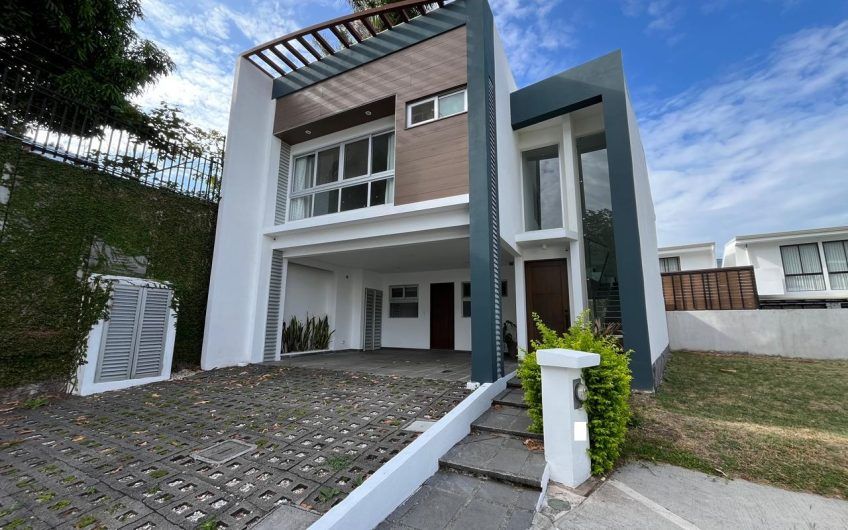 Moderna casa en Condominio Lusso Santa Ana Pozos