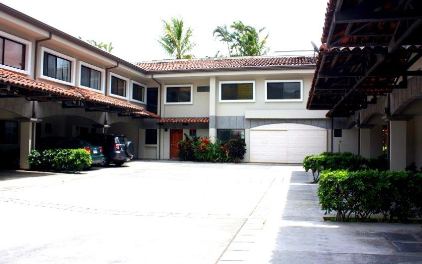 Condo de 4 habit. en Trejos Montealegre x Avenida Escazú