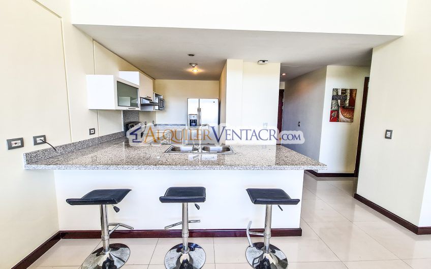 Penthouse amueblado de 2 habit. con vista en Guachipelín Escazú