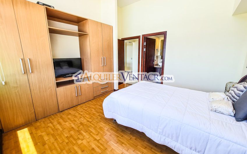 Penthouse amueblado de 2 habit. con vista en Guachipelín Escazú
