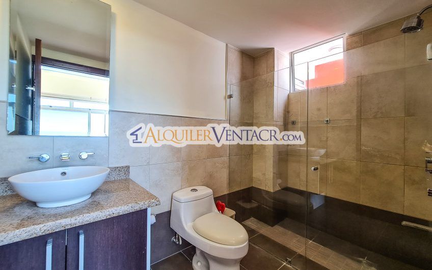 Penthouse amueblado de 2 habit. con vista en Guachipelín Escazú