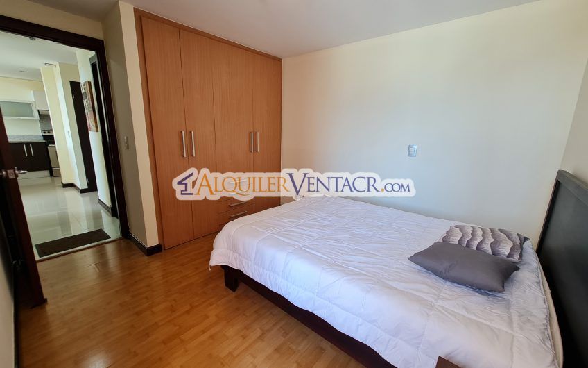Penthouse amueblado de 2 habit. con vista en Guachipelín Escazú