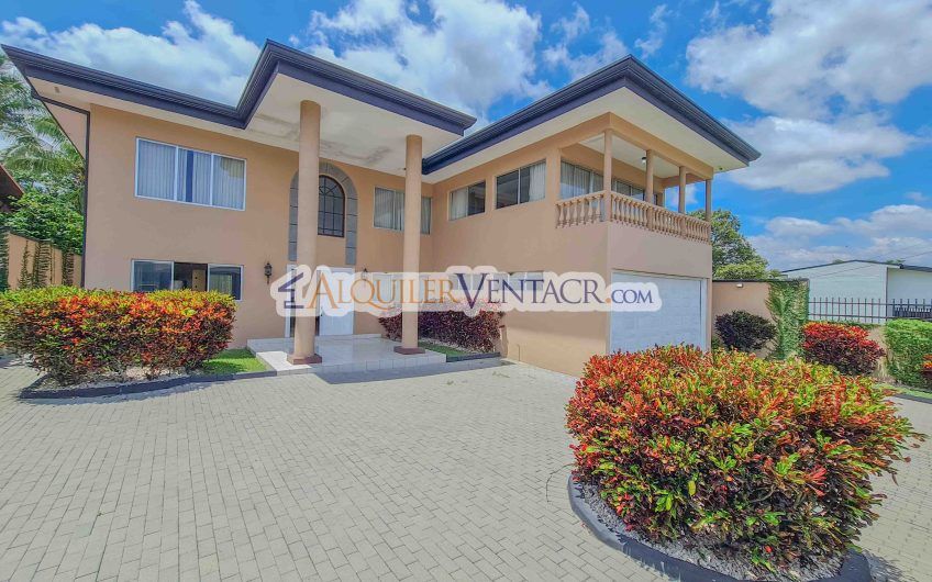 Casa de 630 m2 con piscina propia y con 950 m2 lote en Ciudad Colón