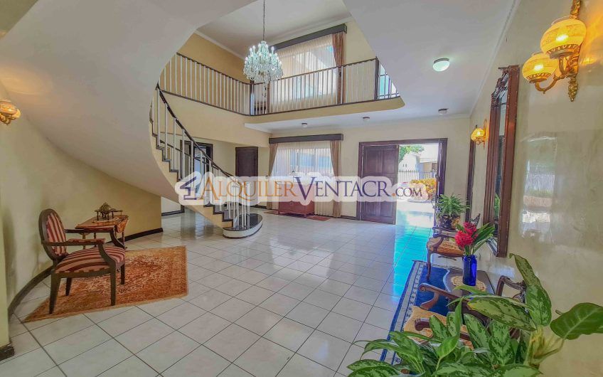 Casa de 630 m2 con piscina propia y con 950 m2 lote en Ciudad Colón