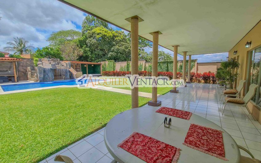 Casa de 630 m2 con piscina propia y con 950 m2 lote en Ciudad Colón