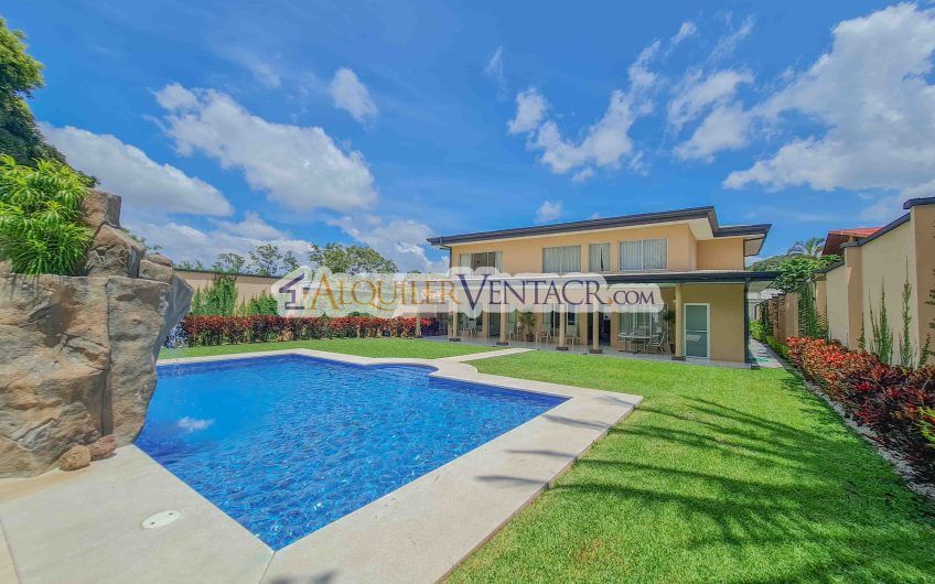 Casa de 630 m2 con piscina propia y con 950 m2 lote en Ciudad Colón
