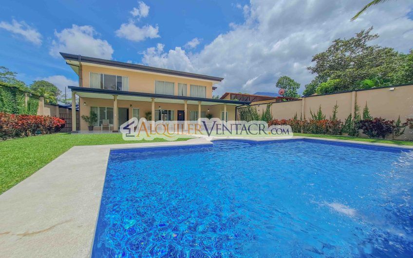 Casa de 630 m2 con piscina propia y con 950 m2 lote en Ciudad Colón