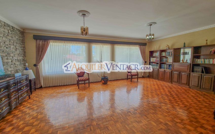 Casa de 630 m2 con piscina propia y con 950 m2 lote en Ciudad Colón