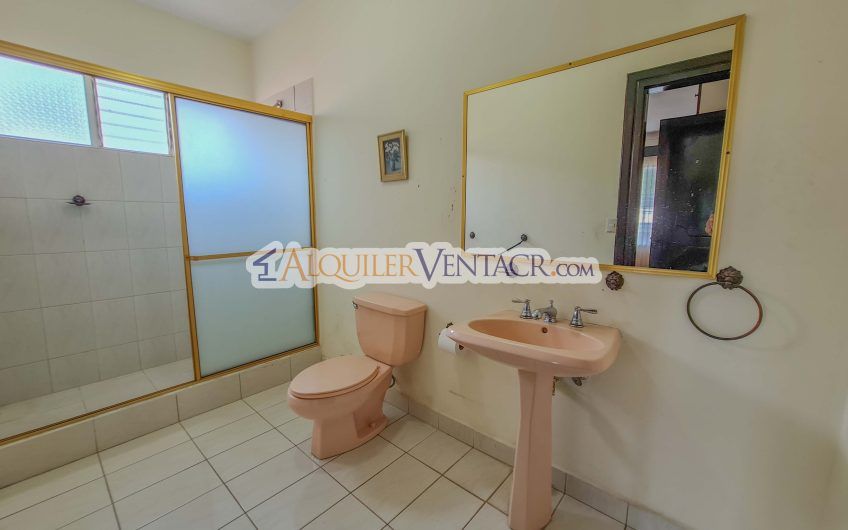 Casa de 630 m2 con piscina propia y con 950 m2 lote en Ciudad Colón