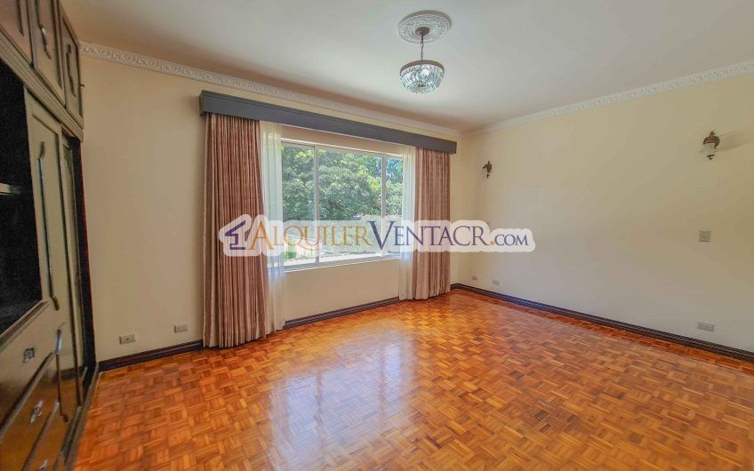 Casa de 630 m2 con piscina propia y con 950 m2 lote en Ciudad Colón