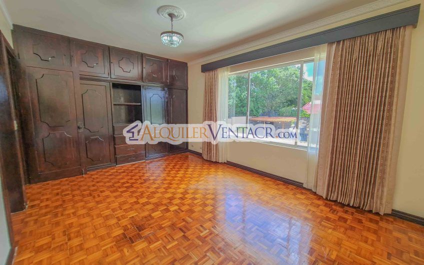 Casa de 630 m2 con piscina propia y con 950 m2 lote en Ciudad Colón