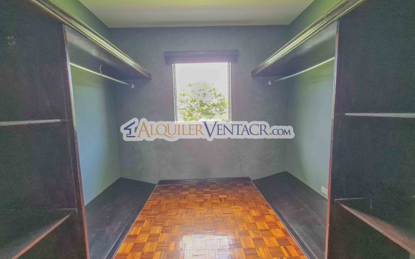 Casa de 630 m2 con piscina propia y con 950 m2 lote en Ciudad Colón