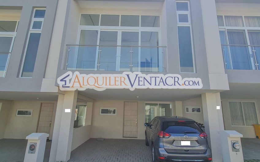 Casa con jardín en Condominio Guachipelín 3-10 Escazú