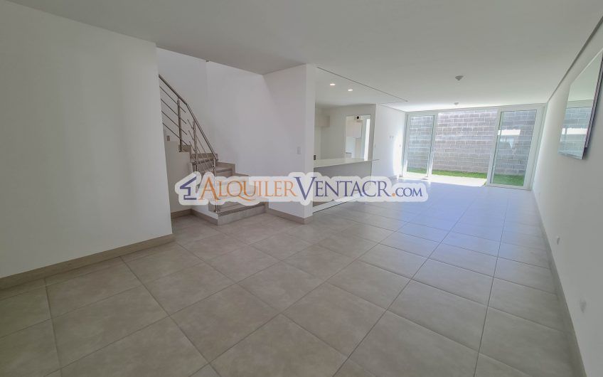 Casa con jardín en Condominio Guachipelín 3-10 Escazú