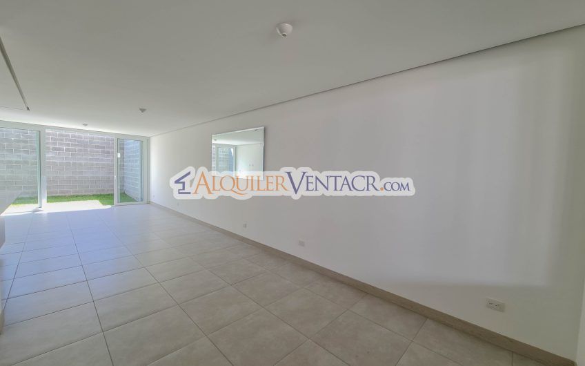 Casa con jardín en Condominio Guachipelín 3-10 Escazú