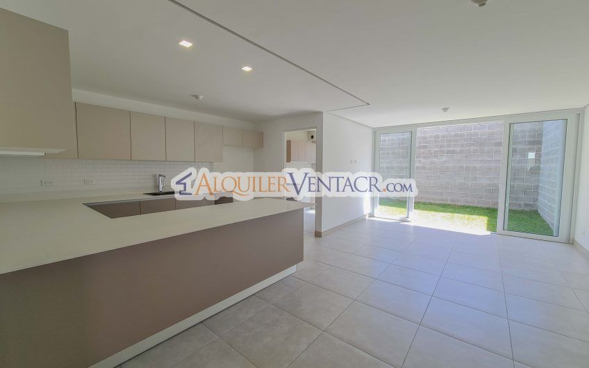 Casa con jardín en Condominio Guachipelín 3-10 Escazú