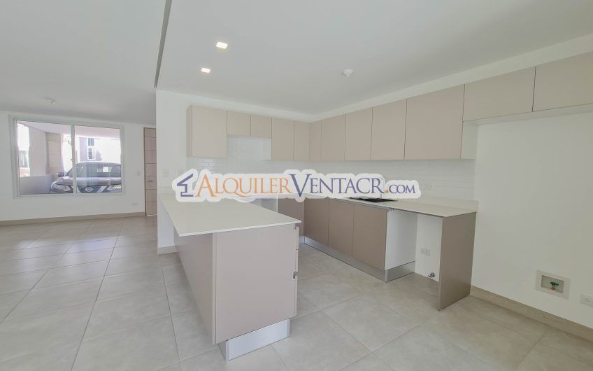 Casa con jardín en Condominio Guachipelín 3-10 Escazú