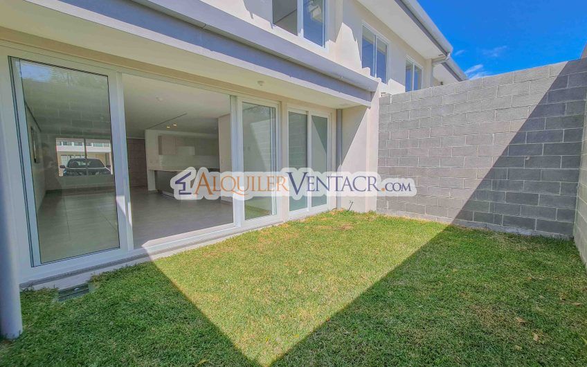 Casa con jardín en Condominio Guachipelín 3-10 Escazú