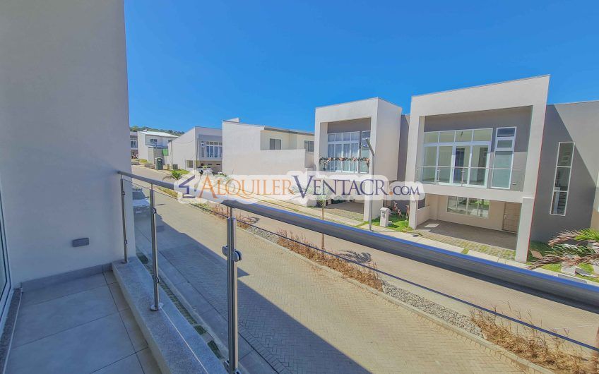 Casa con jardín en Condominio Guachipelín 3-10 Escazú