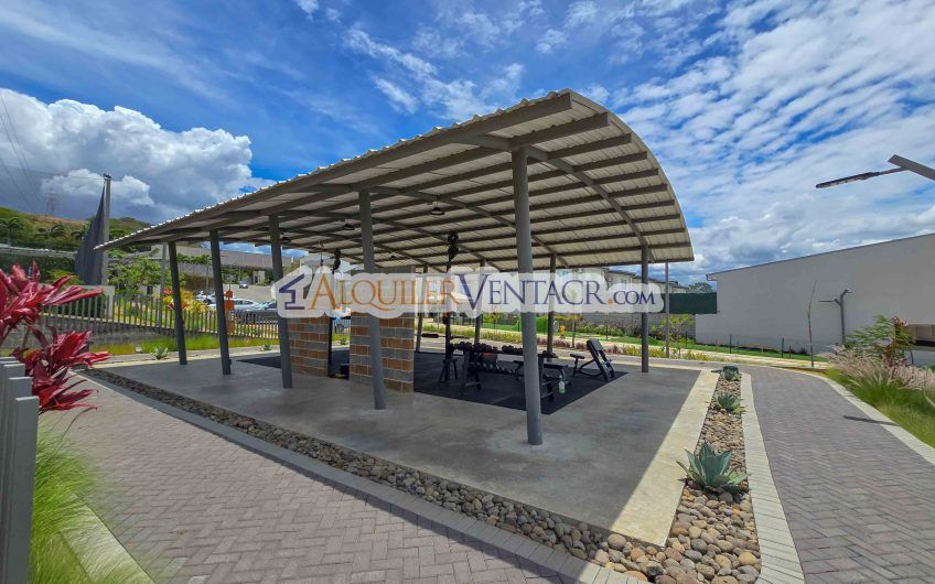Casa con jardín en Condominio Guachipelín 3-10 Escazú
