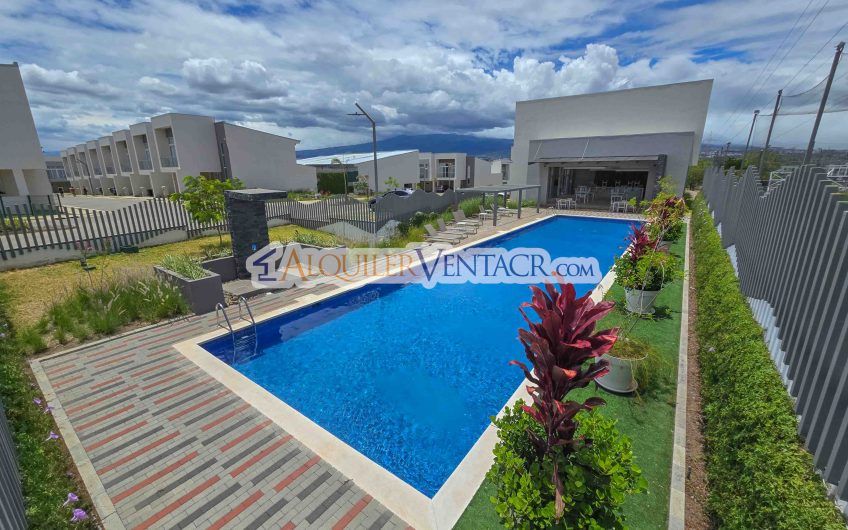 Casa con jardín en Condominio Guachipelín 3-10 Escazú