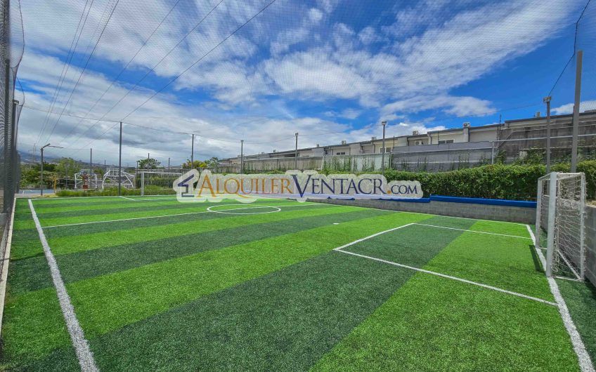 Casa con jardín en Condominio Guachipelín 3-10 Escazú