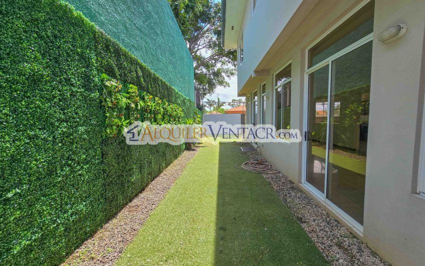 Condo de 292 m2 con 3 habit. con su propio baño en Guachipelín Escazú